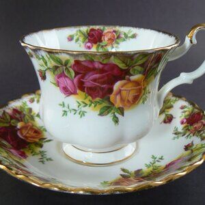 Vintage Old Country Roses Royal Albert Bone China Saucer England